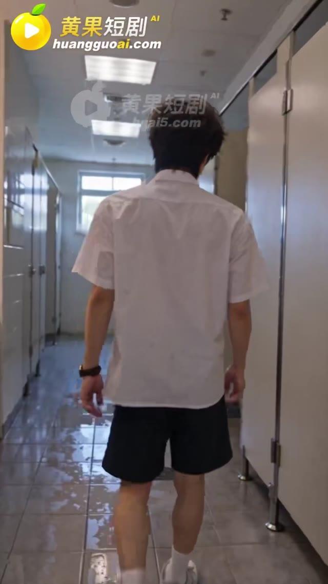 陈凡走入学校走廊