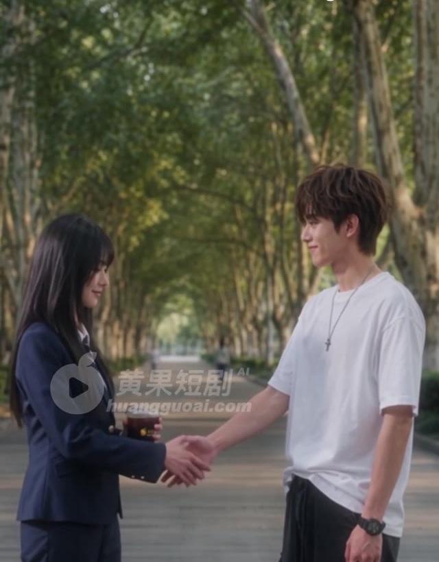 顾航与学姐在校园道路上握手达成合作