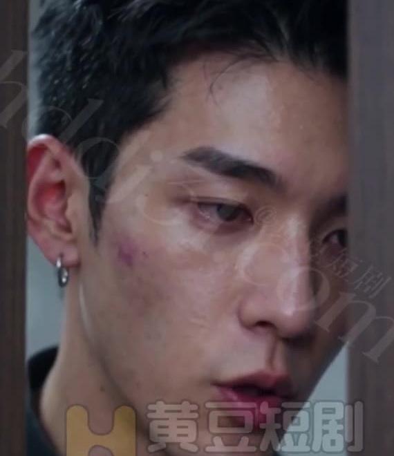 小凡在门边追问隐瞒的关系
