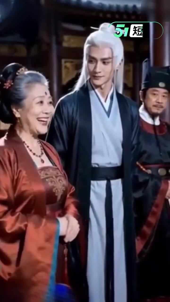 白发男子与老鸨交谈后吩咐查清女子来历