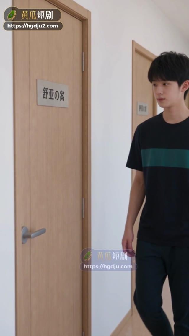 梓豪在家中门口出现