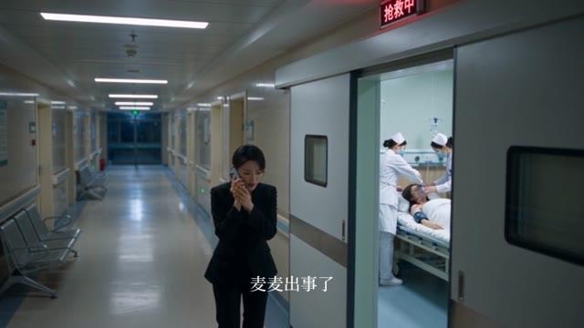 工作人员在医院走廊联系经纪人