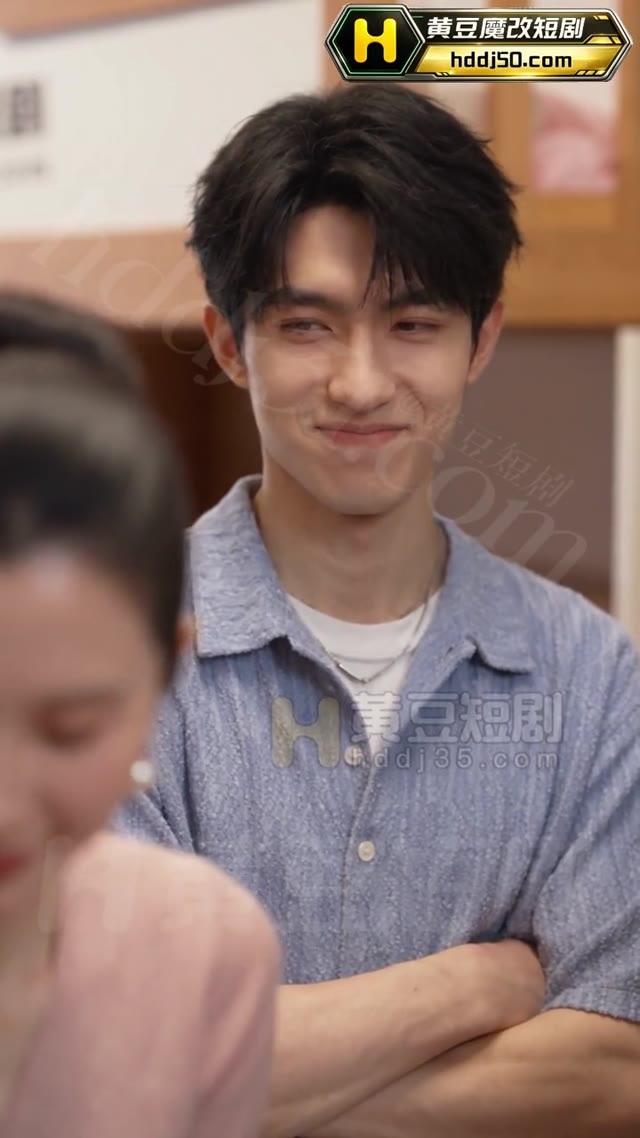 李老师的儿子在入住学校时与阿姨们交谈
