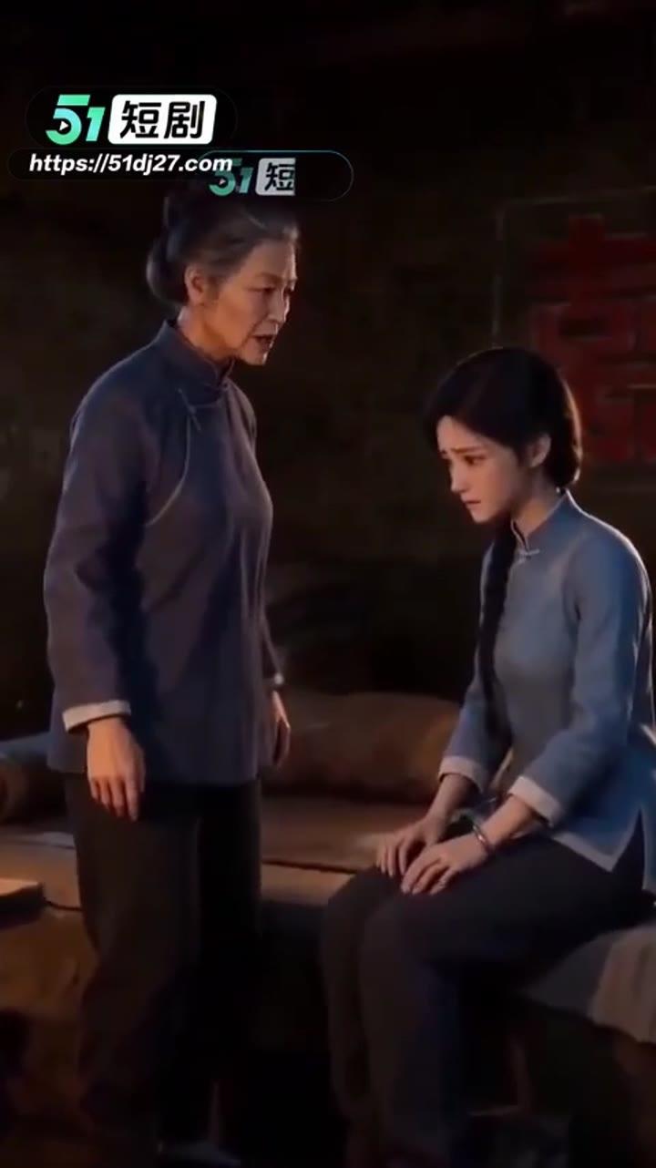 婆婆在屋内向穿蓝色衣衫的新娘提出要求