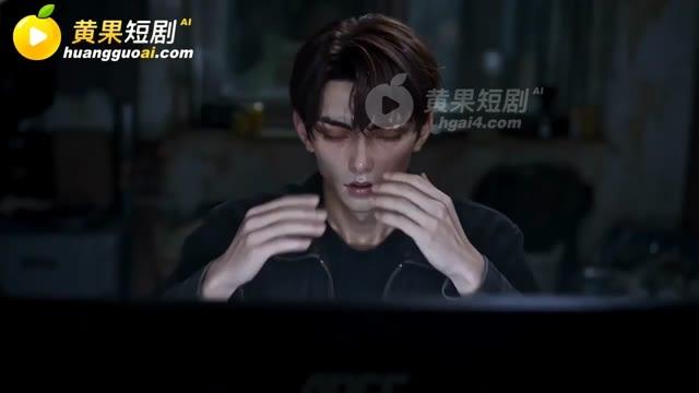 进入游戏世界前坐在电脑旁的青年