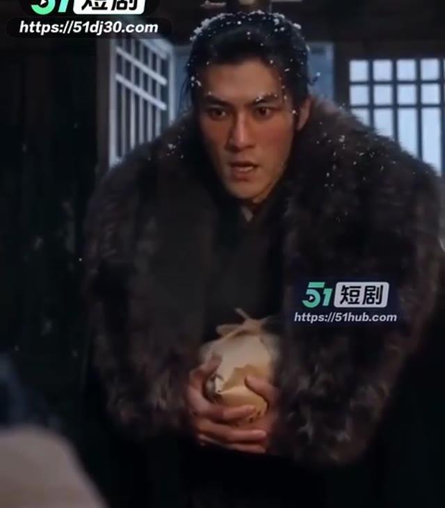 果郡王披着带雪的黑色披风送来药包