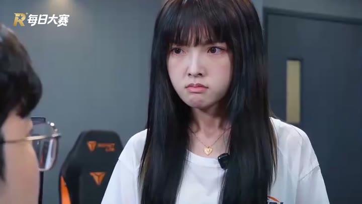 Bin大小姐认真听取对局解释