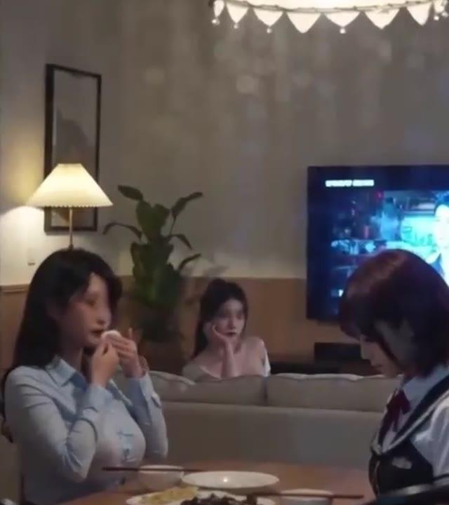 母亲在家中餐桌旁与小棠交谈