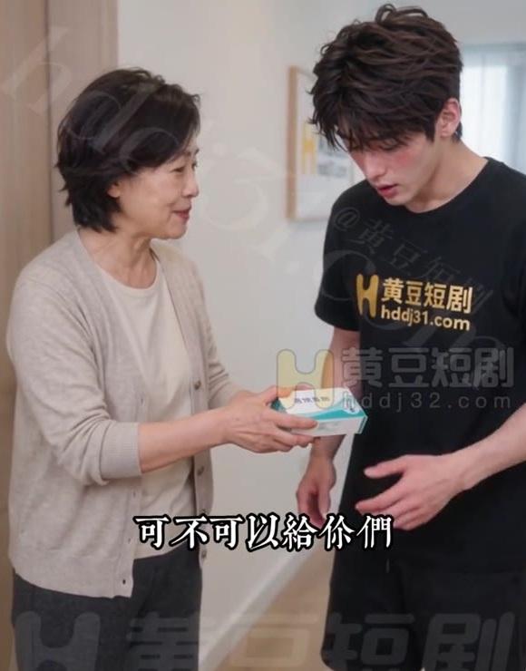 民宿老板娘把药物交到佳麟手中