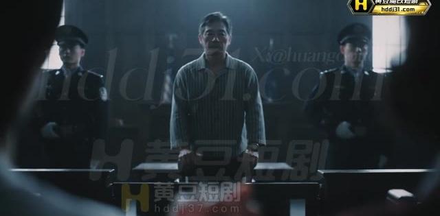 法庭上父亲站在两名工作人员之间