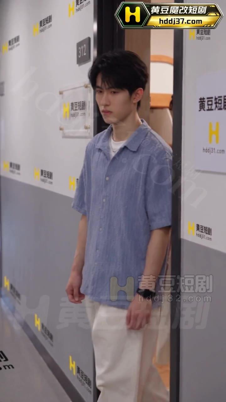思宇站在宿舍门口面对来人