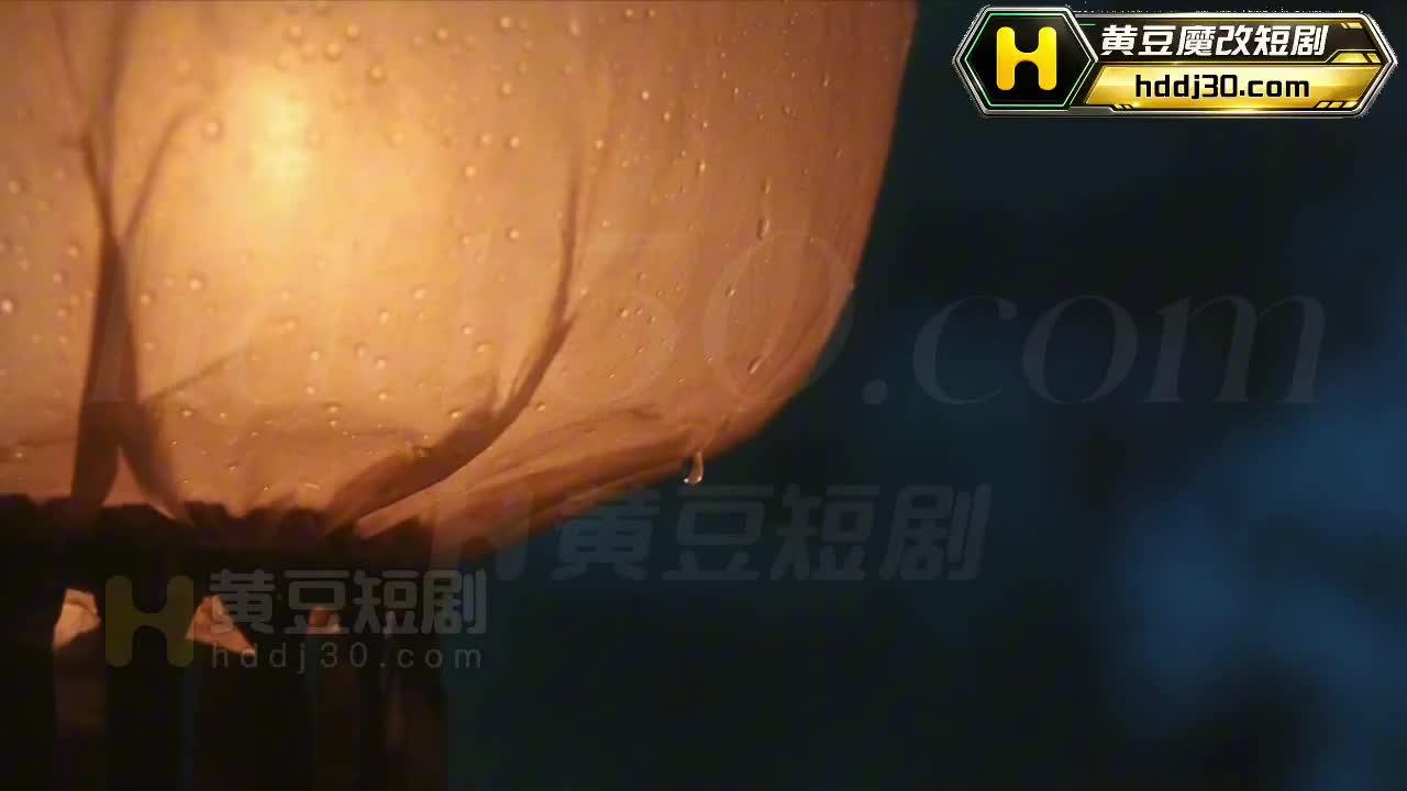 古寺外灯笼上挂着雨滴