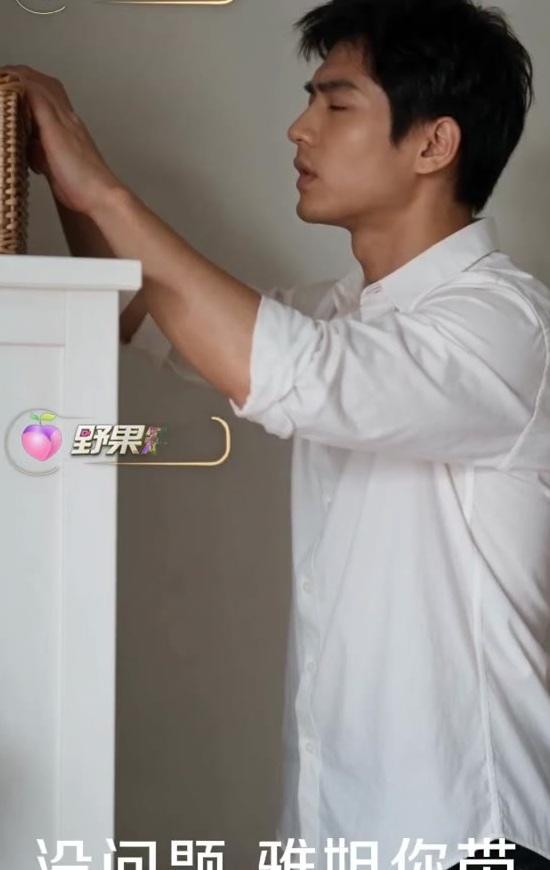 小砚在白色衣柜旁帮忙找东西