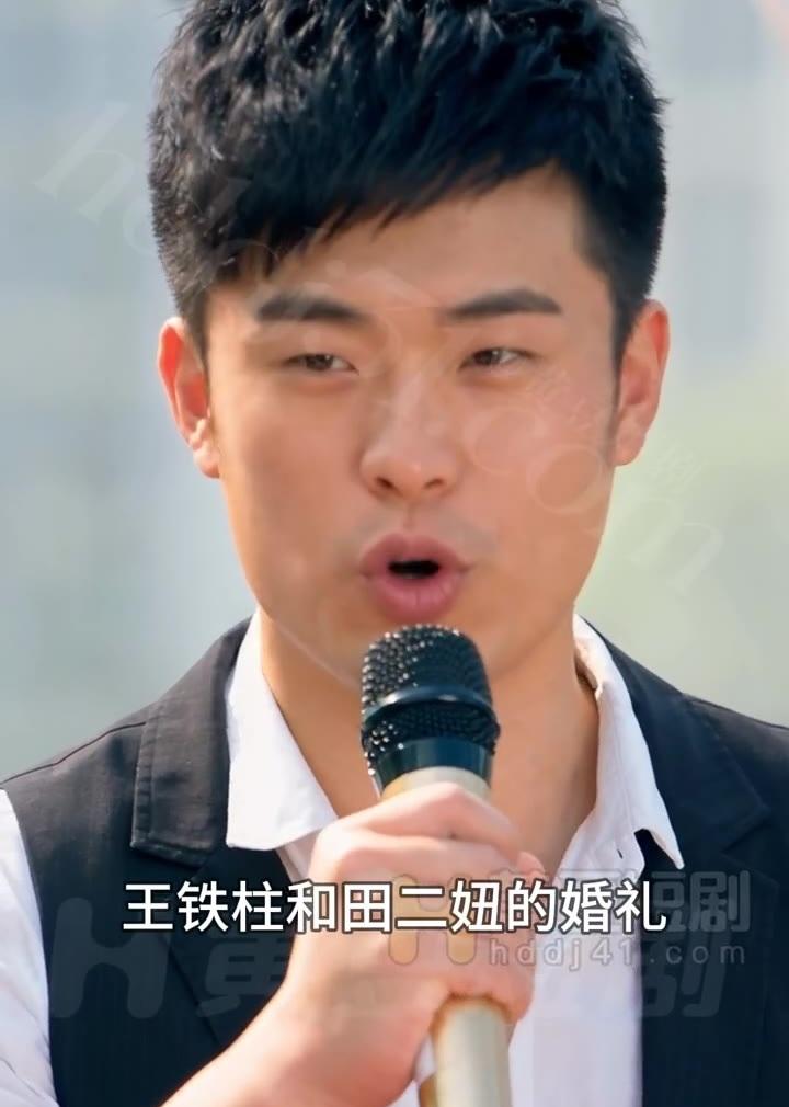 曾小贤手持话筒主持婚礼