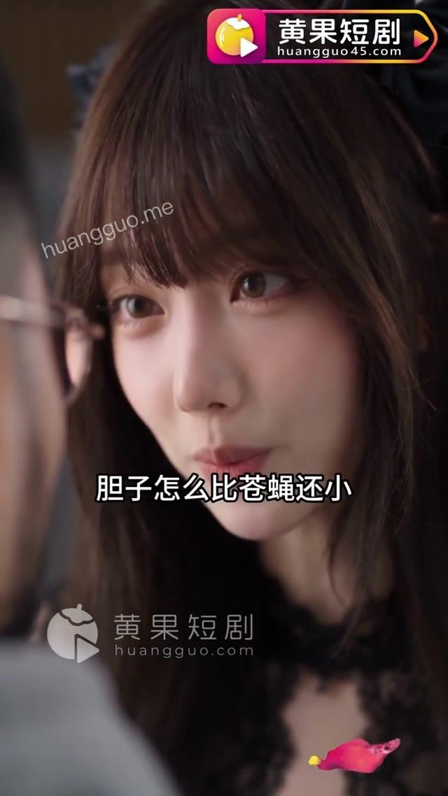 神秘女客在摄影馆与男子谈话