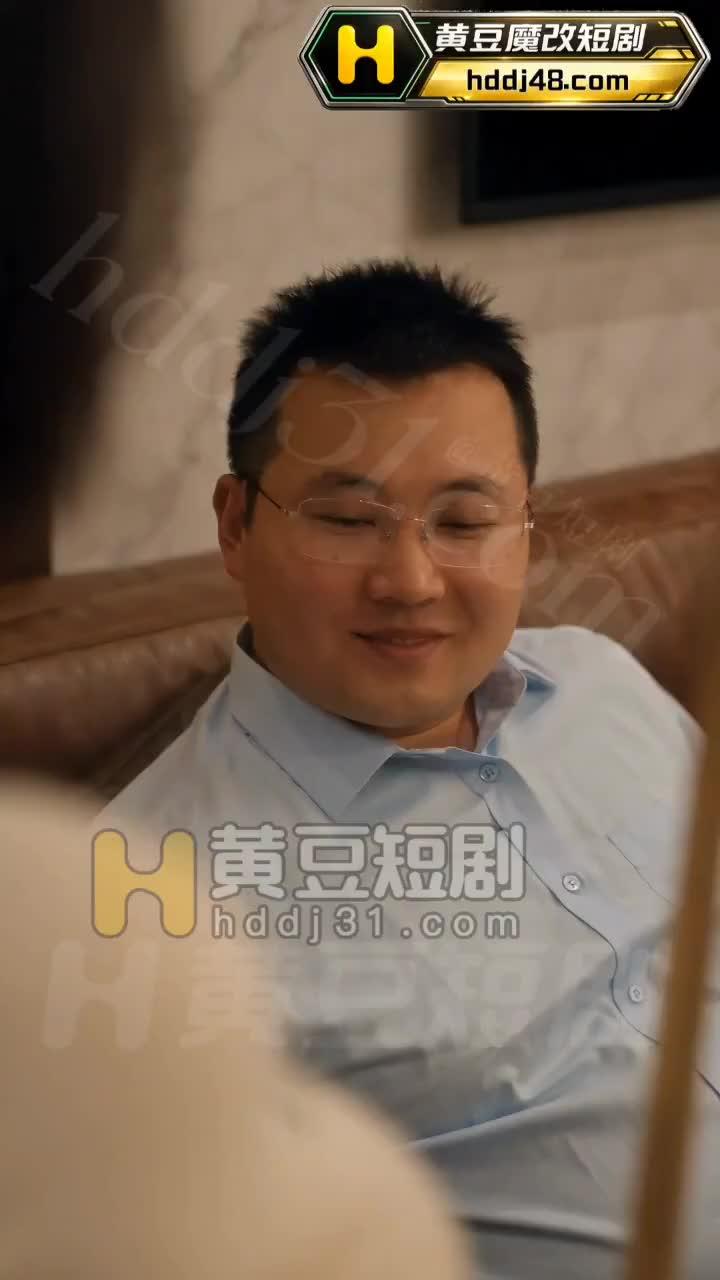 台球厅内戴眼镜的客人