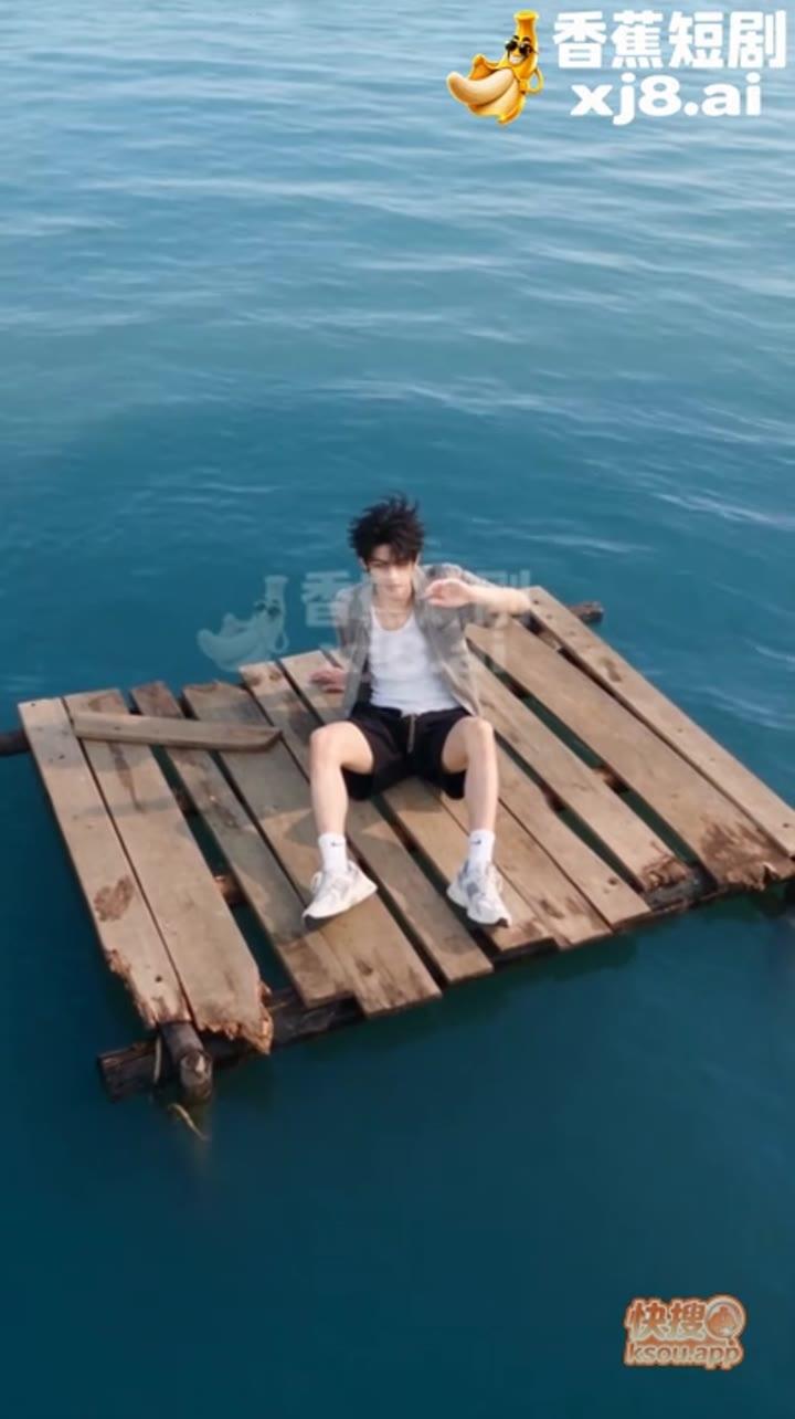 萧豪独自坐在海面上的木筏